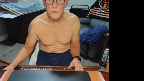 Snapshot of dubl55nikl chatting on October 27, 2:32 pm DublNikl online show from October 27, 2:32 pm