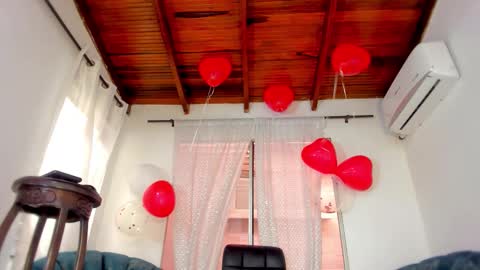 Snapshot of dulce_y_jhoselin chatting on February 12, 9:21 pm Dulce Y Jhoselin online show from February 12, 9:21 pm