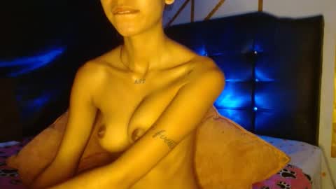 Snapshot of dulcelatina222 chatting on October 1, 11:33 pm dulcelatina222 online show from October 1, 11:33 pm