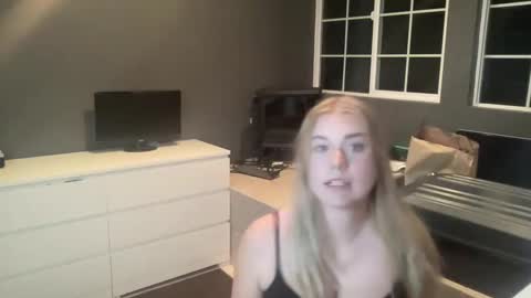 Snapshot of dumbblondexoxo chatting on December 12, 6:47 am dumbblondexoxo online show from December 12, 6:47 am