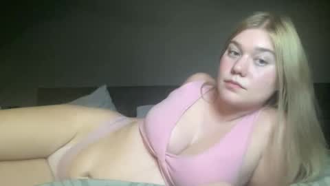 Snapshot of dumbblondexoxo chatting on December 14, 2:56 am dumbblondexoxo online show from December 14, 2:56 am