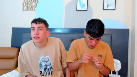 Snapshot of duolust chatting on March 25, 11:27 am Thomas and Noah online show from March 25, 11:27 am