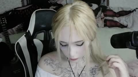 Snapshot of dust1rl chatting on November 29, 10:46 pm Hentai Lord online show from November 29, 10:46 pm