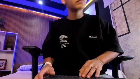 dylanroyce_ online show from April 7, 12:16 pm