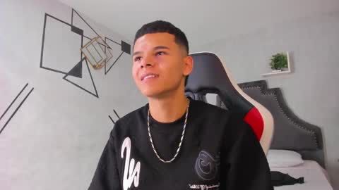 dylanroyce_ online show from June 3, 2:19 pm