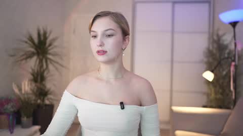 Snapshot of e_m_m_i_e chatting on February 21, 11:43 pm Emily online show from February 21, 11:43 pm