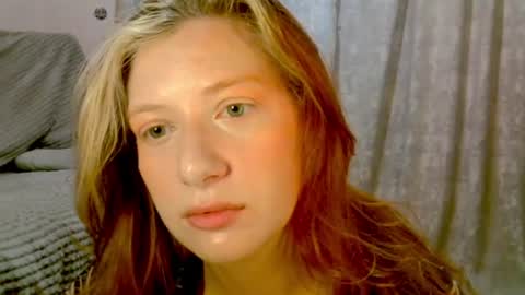Snapshot of earn_my_lily chatting on July 8, 7:02 am Lily online show from July 8, 7:02 am