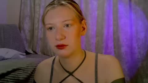 Snapshot of earn_my_lily chatting on July 11, 7:44 am Lily online show from July 11, 7:44 am