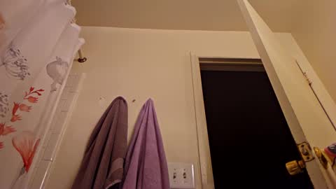 Snapshot of easybreeze69 chatting on February 21, 11:01 am easybreezy69 online show from February 21, 11:01 am