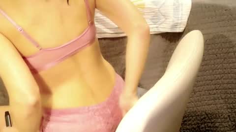 Snapshot of eatme_six9 chatting on May 5, 5:37 am Six online show from May 5, 5:37 am