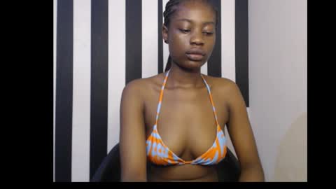Snapshot of ebony_petitequeen chatting on October 20, 10:16 am Ella online show from October 20, 10:16 am