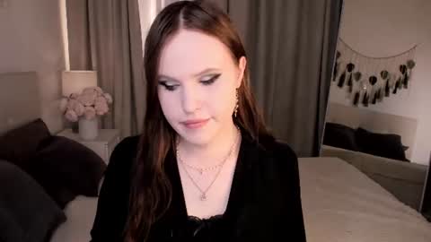 Snapshot of effiemur chatting on June 25, 9:52 pm Effie Mur online show from June 25, 9:52 pm