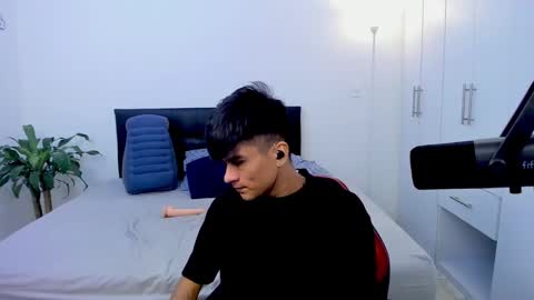 Snapshot of eiden_allenx1 chatting on January 5, 11:48 am eiden_allenx1 online show from January 5, 11:48 am