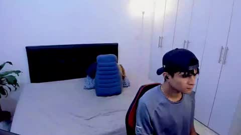 Snapshot of eiden_allenx1 chatting on January 22, 1:32 pm eiden_allenx1 online show from January 22, 1:32 pm
