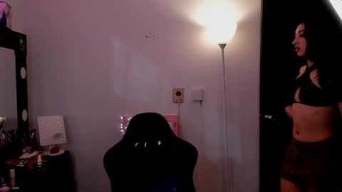   EileenFord    online show from May 30, 9:01 pm