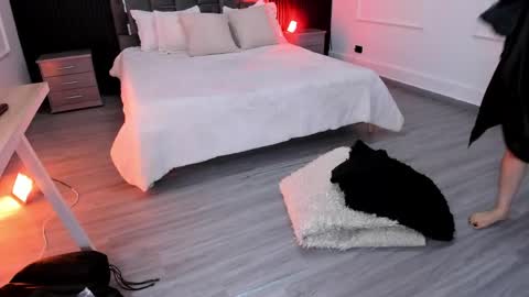 Eiryn Raven online show from April 15, 11:39 am