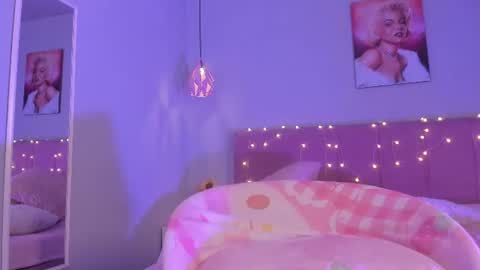 Snapshot of ela_petit chatting on June 25, 7:40 pm Ela online show from June 25, 7:40 pm