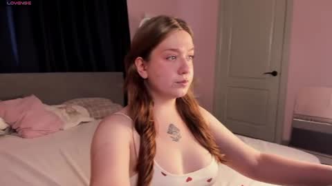 Snapshot of elara_boreall chatting on June 18, 11:14 am Elara online show from June 18, 11:14 am