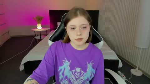 Snapshot of elara_irving chatting on July 7, 2:58 am Elly online show from July 7, 2:58 am