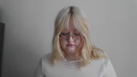 Snapshot of elayne_sweet chatting on February 21, 9:43 am elayne_sweet online show from February 21, 9:43 am