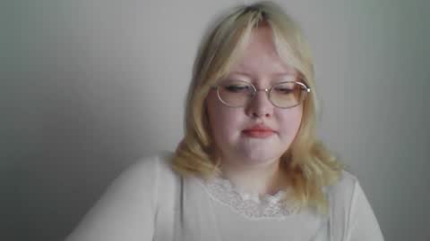 Snapshot of elayne_sweet chatting on March 2, 8:10 am elayne_sweet online show from March 2, 8:10 am