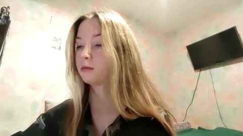 Snapshot of elaynecinco chatting on February 8, 1:20 am MIa online show from February 8, 1:20 am