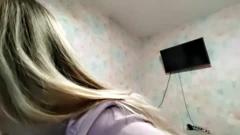 Snapshot of elaynecinco chatting on February 25, 1:21 pm MIa online show from February 25, 1:21 pm