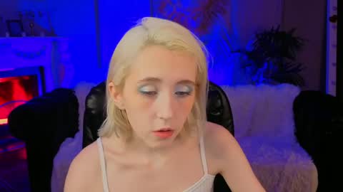 Snapshot of elen__moore chatting on April 28, 5:12 am Elen online show from April 28, 5:12 am