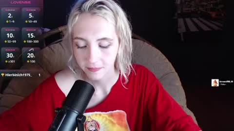 Snapshot of elen__moore chatting on May 9, 5:56 am Elen online show from May 9, 5:56 am
