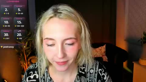 Snapshot of elen__moore chatting on May 10, 5:56 am Elen online show from May 10, 5:56 am