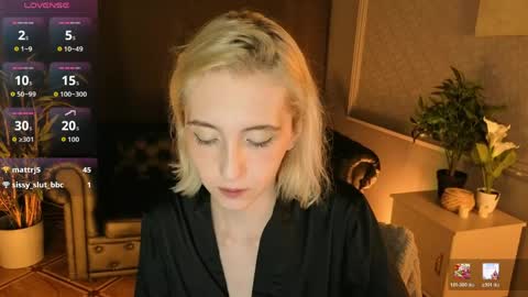 Snapshot of elen__moore chatting on May 16, 6:54 am Elen online show from May 16, 6:54 am