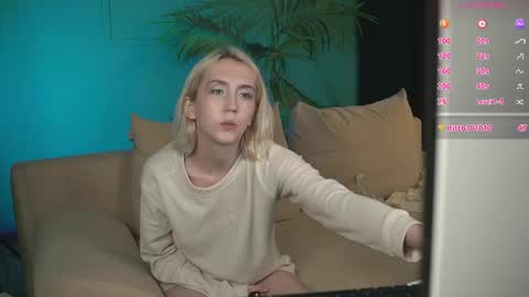 Snapshot of elen__moore chatting on May 23, 6:18 am Elen online show from May 23, 6:18 am