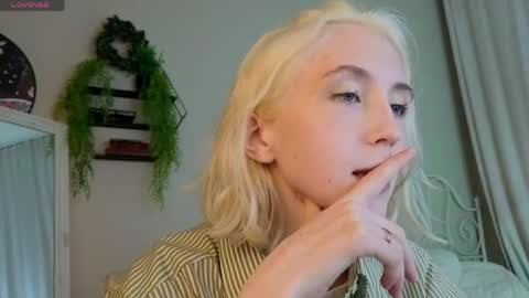 Snapshot of elen__moore chatting on May 29, 4:27 pm Elen online show from May 29, 4:27 pm