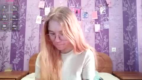 Snapshot of elenacastellani chatting on March 1, 4:14 am Mia online show from March 1, 4:14 am