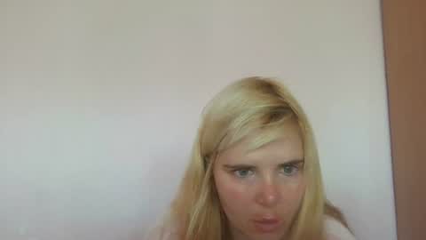 Snapshot of elenaflirt chatting on June 27, 12:22 pm Elena online show from June 27, 12:22 pm