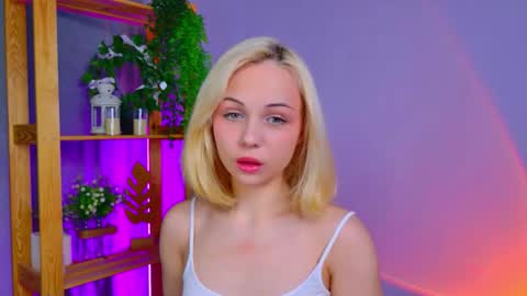 Snapshot of elenamonroe_ chatting on March 13, 4:08 am elenamonroe_ online show from March 13, 4:08 am