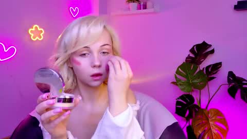 Snapshot of elenamonroe_ chatting on March 15, 4:29 am elenamonroe_ online show from March 15, 4:29 am