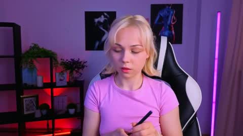 Snapshot of elenamonroe_ chatting on April 4, 4:00 am elenamonroe_ online show from April 4, 4:00 am