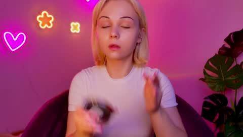 Snapshot of elenamonroe_ chatting on April 8, 3:28 am elenamonroe_ online show from April 8, 3:28 am