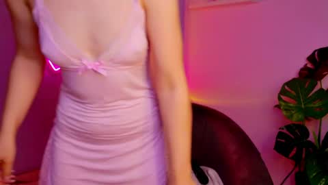 Snapshot of elenamonroe_ chatting on April 11, 7:45 am elenamonroe_ online show from April 11, 7:45 am
