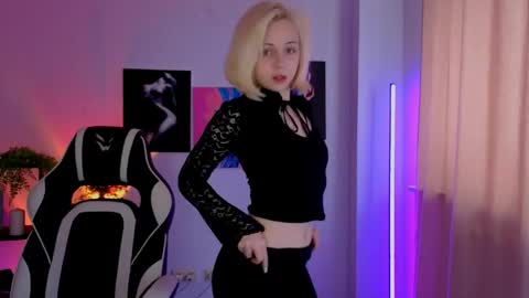 Snapshot of elenamonroe_ chatting on April 20, 4:59 am elenamonroe_ online show from April 20, 4:59 am