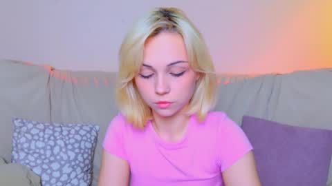 Snapshot of elenamonroe_ chatting on May 9, 5:45 am elenamonroe_ online show from May 9, 5:45 am