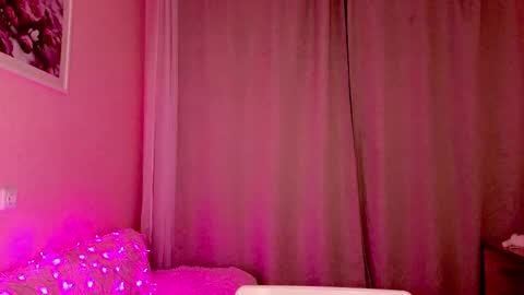 Snapshot of eli_vibe chatting on December 19, 3:24 am Eliza online show from December 19, 3:24 am