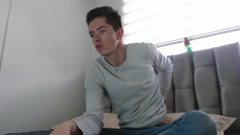 Snapshot of elian_tg chatting on December 8, 8:25 pm Elian online show from December 8, 8:25 pm