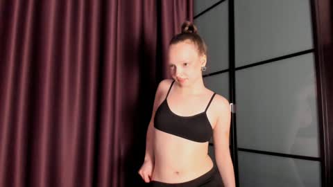 Ella online show from December 10, 7:05 am