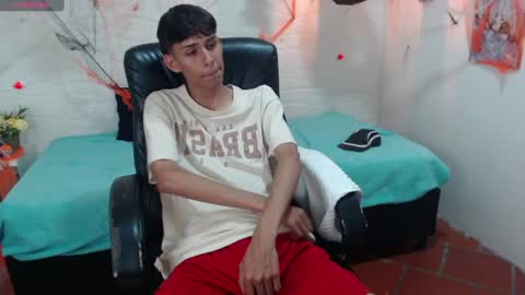 Snapshot of eliasblue chatting on December 4, 4:21 am E L I A S online show from December 4, 4:21 am