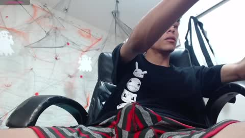 Snapshot of eliasblue chatting on December 5, 3:59 am E L I A S online show from December 5, 3:59 am