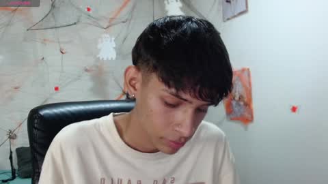 Snapshot of eliasblue chatting on December 6, 6:59 am E L I A S online show from December 6, 6:59 am