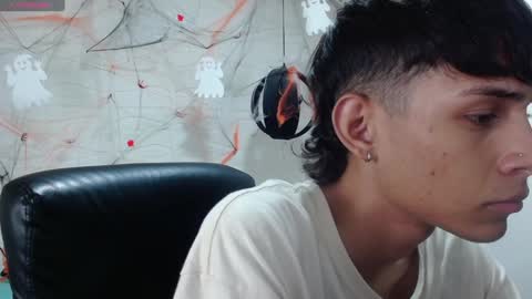 Snapshot of eliasblue chatting on December 6, 10:05 am E L I A S online show from December 6, 10:05 am