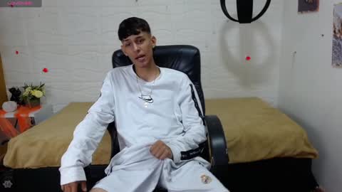 Snapshot of eliasblue chatting on December 19, 3:29 am E L I A S online show from December 19, 3:29 am